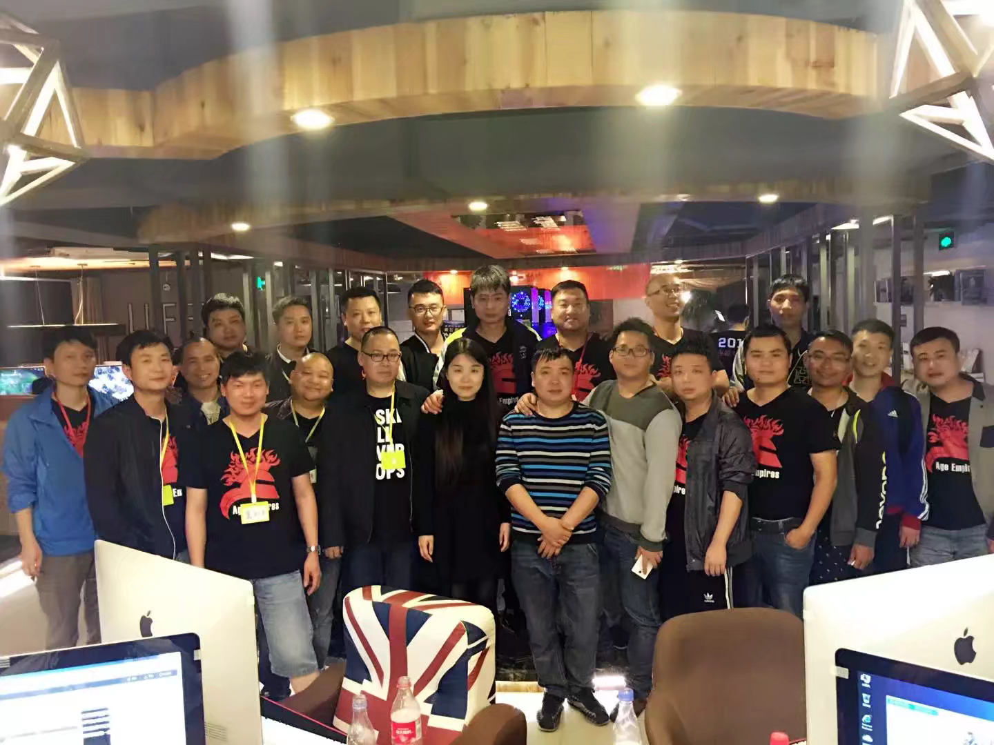 第二排最右边一个