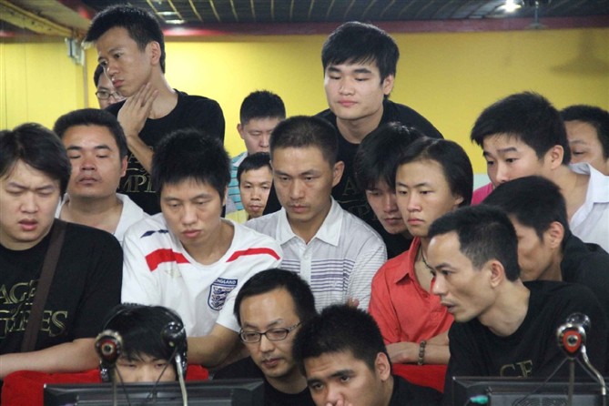 红色衣服的是三哥