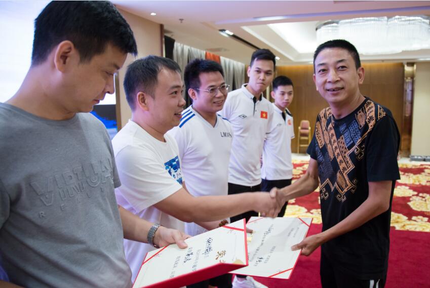 天龙战队领队天龙平凡颁奖