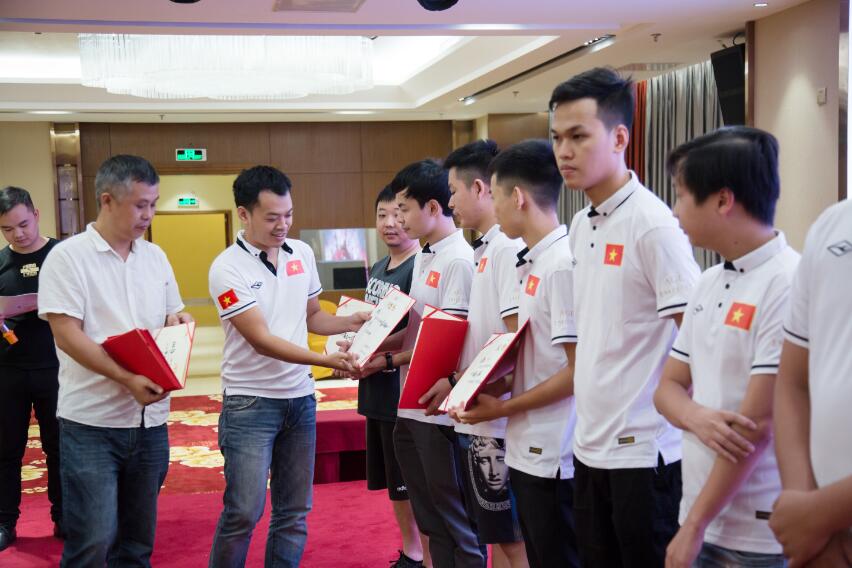 越南斯巴达公司老板颁奖