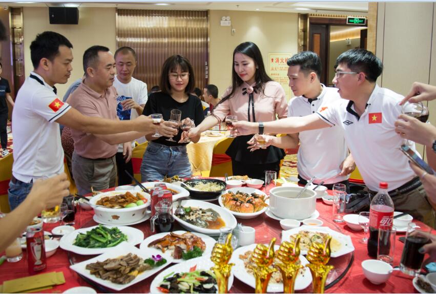 小狐狸向越南团队敬酒